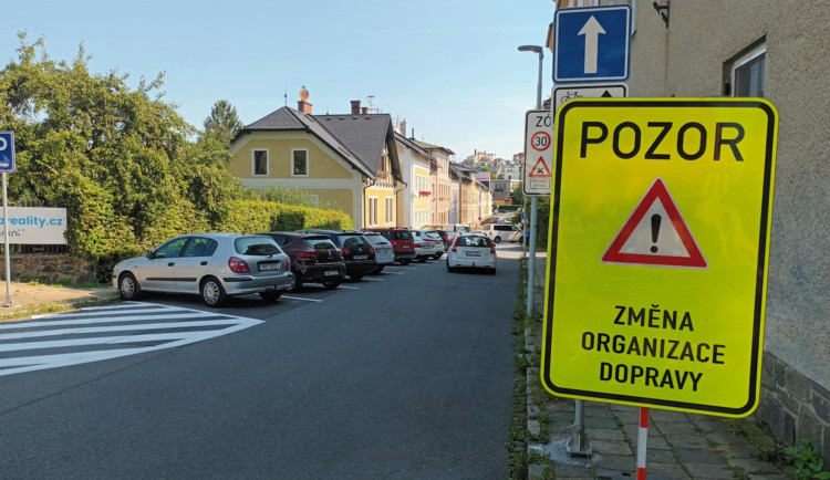 Třicítka v šumperských ulicích zkrotila automobil. Obyvatelé si změny v dopravě pochvalují