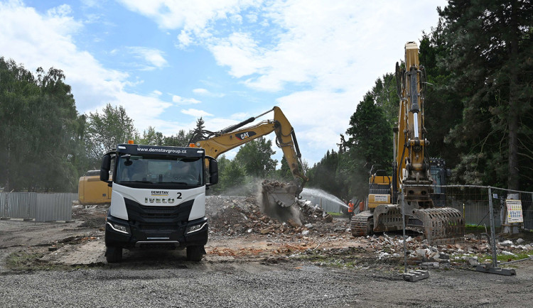 Demolice bývalé ubytovny v Hranicích