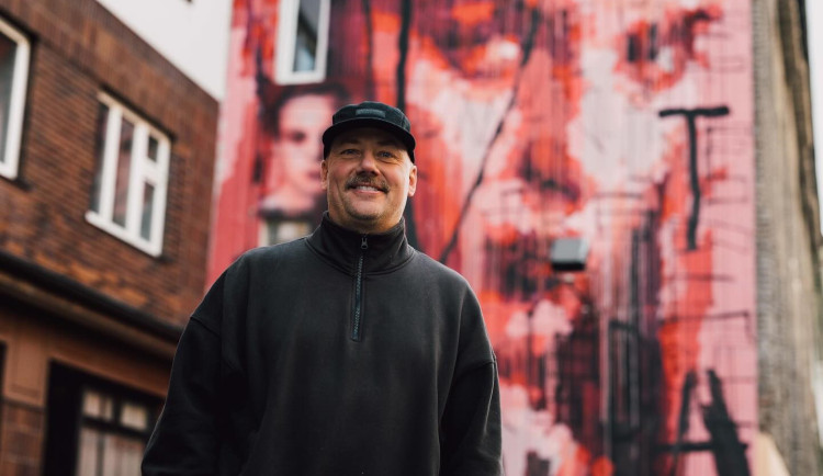 Policajti ze mě byli nešťastní, musel jsem murál stihnout za dva dny, říká David Strauzz