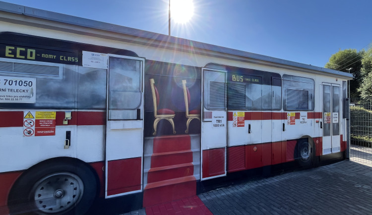 FOTO: Autobus, který nikam neodjede. Trafostanici v Brně proměnili v umělecké dílo
