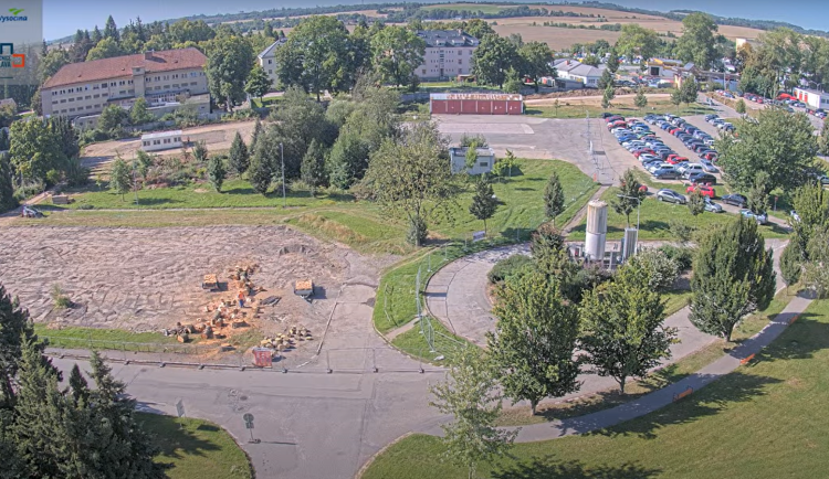 V areálu jihlavské nemocnice se začalo stavět. Lidé mohou sledovat on-line kameru