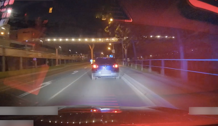 VIDEO: Řidič s pozitivním testem na drogy ujížděl policistům z Varů až do Chodova