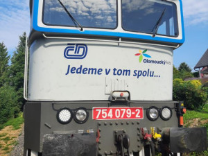 Řidička na Jesenicku přehlédla osobní vlak. Vyvázla v šoku, se zničeným autem, ale bez zranění