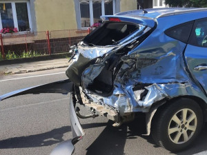 Řidička v Lipové-lázních přehlédla osobní vlak, vyvázla v šoku. Policie hledá svědky nehody