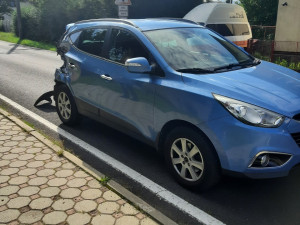 Řidička na Jesenicku přehlédla osobní vlak. Vyvázla v šoku, se zničeným autem, ale bez zranění