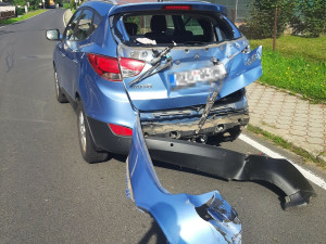 Řidička na Jesenicku přehlédla osobní vlak. Vyvázla v šoku, se zničeným autem, ale bez zranění