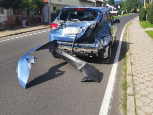 Řidička na Jesenicku přehlédla osobní vlak. Vyvázla v šoku, se zničeným autem, ale bez zranění