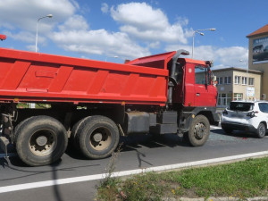 Nepozornost před křižovatkou. V Šumperku řidič Tatry vrazil do osobáku, škoda sto tisíc