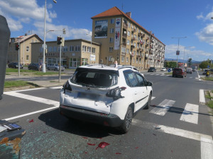 Řidič nákladního vozu nedobrzdil v Šumperku před křižovatkou a narazil do osobního auta