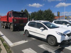 Řidič nákladního vozu nedobrzdil v Šumperku před křižovatkou a narazil do osobního auta