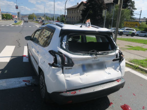 Řidič nákladního vozu nedobrzdil v Šumperku před křižovatkou a narazil do osobního auta