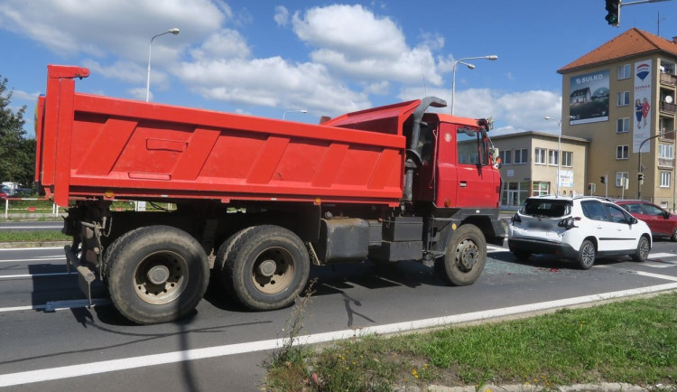 Řidič nákladního vozu nedobrzdil v Šumperku před křižovatkou a narazil do osobního auta