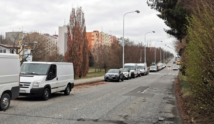 Stop nákladním vozům, obytným přívěsům a obytným automobilům. Prostějov omezí noční parkování