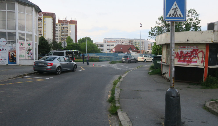 Policie hledá svědky nehody cyklistky a elektrokoloběžky v Opavě