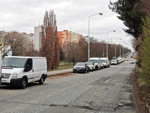 Stop nákladním vozům, obytným přívěsům a obytným automobilům. Prostějov omezí noční parkování