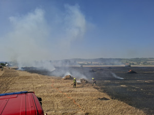 Padesát balíků slámy v plamenech. Hasiči likvidovali požár pole a zemědělského stroje u Dlouhé Loučky