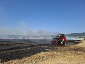 Padesát balíků slámy v plamenech. Hasiči likvidovali požár pole a zemědělského stroje u Dlouhé Loučky