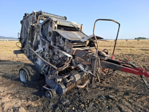 Padesát balíků slámy v plamenech. Hasiči likvidovali požár pole a zemědělského stroje u Dlouhé Loučky