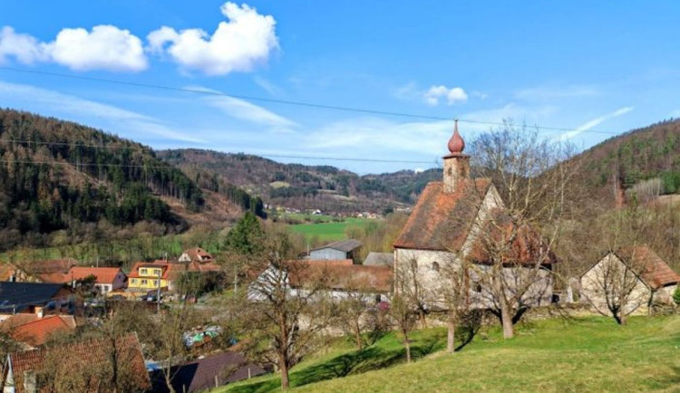 Románský kostel v Dolním Čepí má spravenou střechu, na řadě je výzkum nálezů