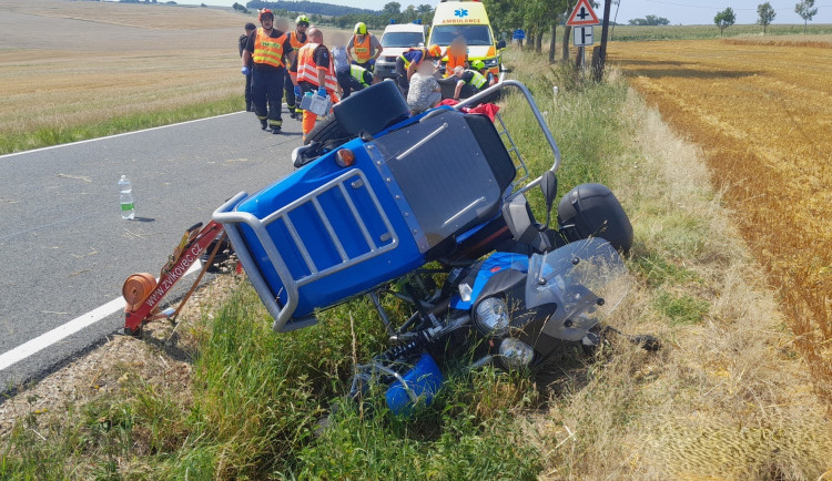 Těžce zraněný motorkář zůstal po nehodě zaklíněný pod převrácenou sidecarou