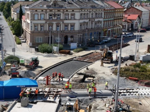 Špatná zpráva pro Olomouc. Opravy přejezdu nekončí, tramvaje do Neředína jen tak nepojedou