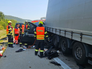 Řidič zůstal při nehodě na D1 zaklíněný pod kamionem. Dálnice D1 u Hranic byla zcela uzavřená