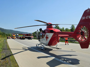 Řidič zůstal při nehodě na D1 zaklíněný pod kamionem. Dálnice D1 u Hranic byla zcela uzavřená