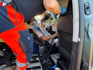 Řidič zůstal při nehodě na D1 zaklíněný pod kamionem. Dálnice D1 u Hranic byla zcela uzavřená