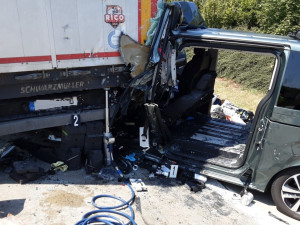 Řidič zůstal při nehodě na D1 zaklíněný pod kamionem. Dálnice u Hranic byla zcela uzavřená