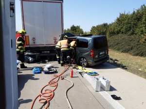 Řidič zůstal při nehodě na D1 zaklíněný pod kamionem. Dálnice u Hranic byla zcela uzavřená