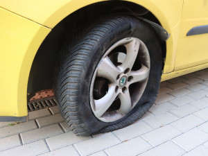 Notně opilá řidička přejela v Olomouci do protisměru a havarovala. Auto nemělo technickou