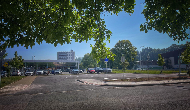 Trutnov otevřel nové parkoviště v ulici Přerušená: 26 nových stání pro osobní auta