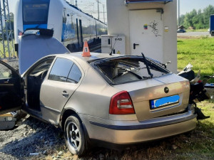 Ve Šternberku se srazil osobní vlak s autem, řidič a spolujezdec jsou zranění