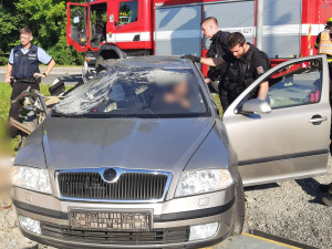 Ve Šternberku se srazil osobní vlak s autem, řidič a spolujezdec jsou zranění