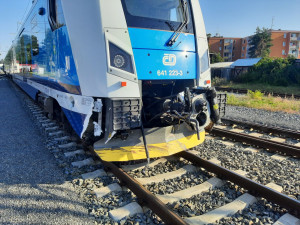 Ve Šternberku se srazil osobní vlak s autem, řidič a spolujezdec jsou zranění