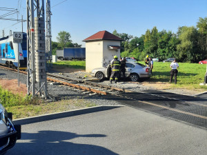 Ve Šternberku se srazil osobní vlak s autem, řidič a spolujezdec jsou zranění