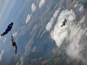 VIDEO: Parašutisté klouzají vzduchem. V Prostějově začíná mistrovství Evropy ve wingsuit-flyingu