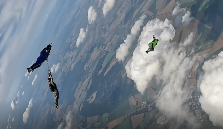 VIDEO: Parašutisté klouzají vzduchem. V Prostějově začalo mistrovství Evropy ve wingsuit-flyingu