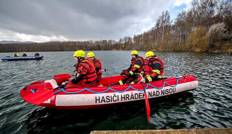 Z plovoucího mola na Kristýně zachraňovali v sobotu večer hasiči další uvízlé