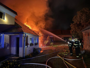 V Třeštině na Šumpersku hořel nad ránem rodinný dům. Zasahovaly 4 jednotky hasičů
