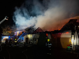 V Třeštině na Šumpersku hořel nad ránem rodinný dům. Zasahovaly 4 jednotky hasičů