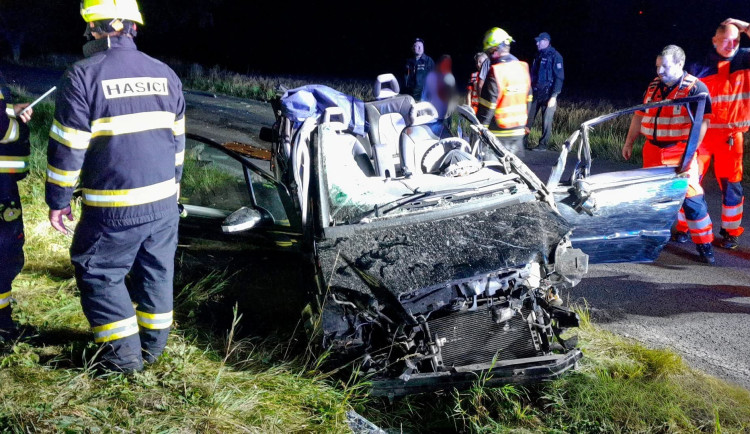 Mercedes narazil do stromu a tři mladí muži se zranili. Jeden bojuje o život