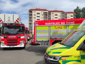 Padesát lidí evakuováno při požáru sklepa v paneláku v Prostějově, sedm je v nemocnici