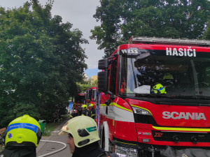 Padesát lidí evakuováno při požáru sklepa v paneláku v Prostějově, sedm je v nemocnici