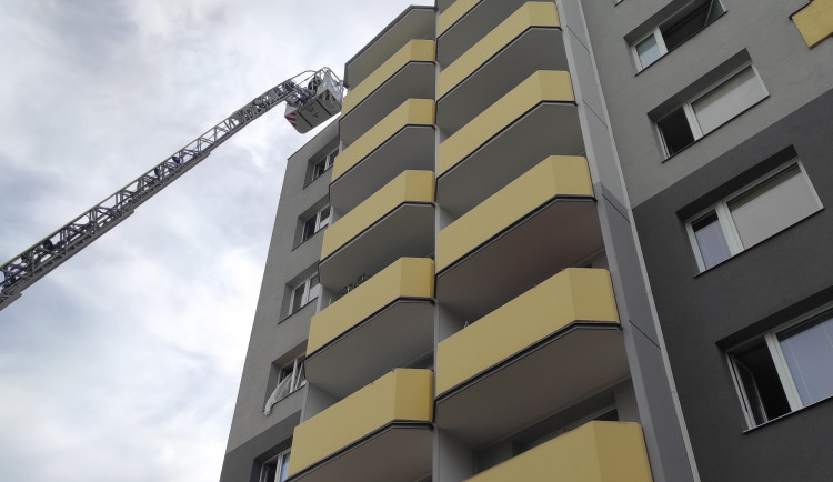 Padesát lidí evakuováno při požáru sklepa v paneláku v Prostějově, sedm je v nemocnici