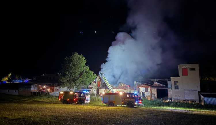 Perná noc hasičů na Náchodsku, v Bukovicích bojovali s požárem skladovací haly