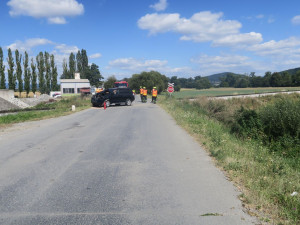 U Leštiny lokomotiva sešrotovala automobil. Z hrozivé nehody posádka vyvázla jen se zraněním