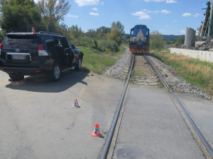 U Leštiny lokomotiva sešrotovala automobil. Z hrozivé nehody posádka vyvázla jen se zraněním
