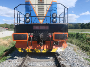 U Leštiny lokomotiva sešrotovala automobil. Z hrozivé nehody posádka vyvázla jen se zraněním