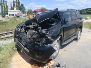 U Leštiny lokomotiva sešrotovala automobil. Z nehody posádka vyvázla jen se zraněním